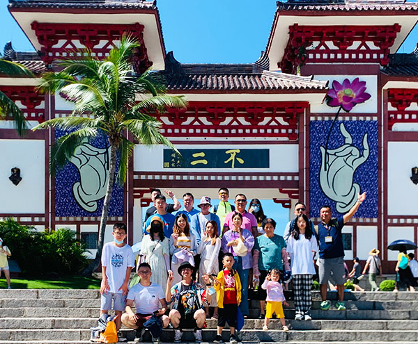 团队旅游合影